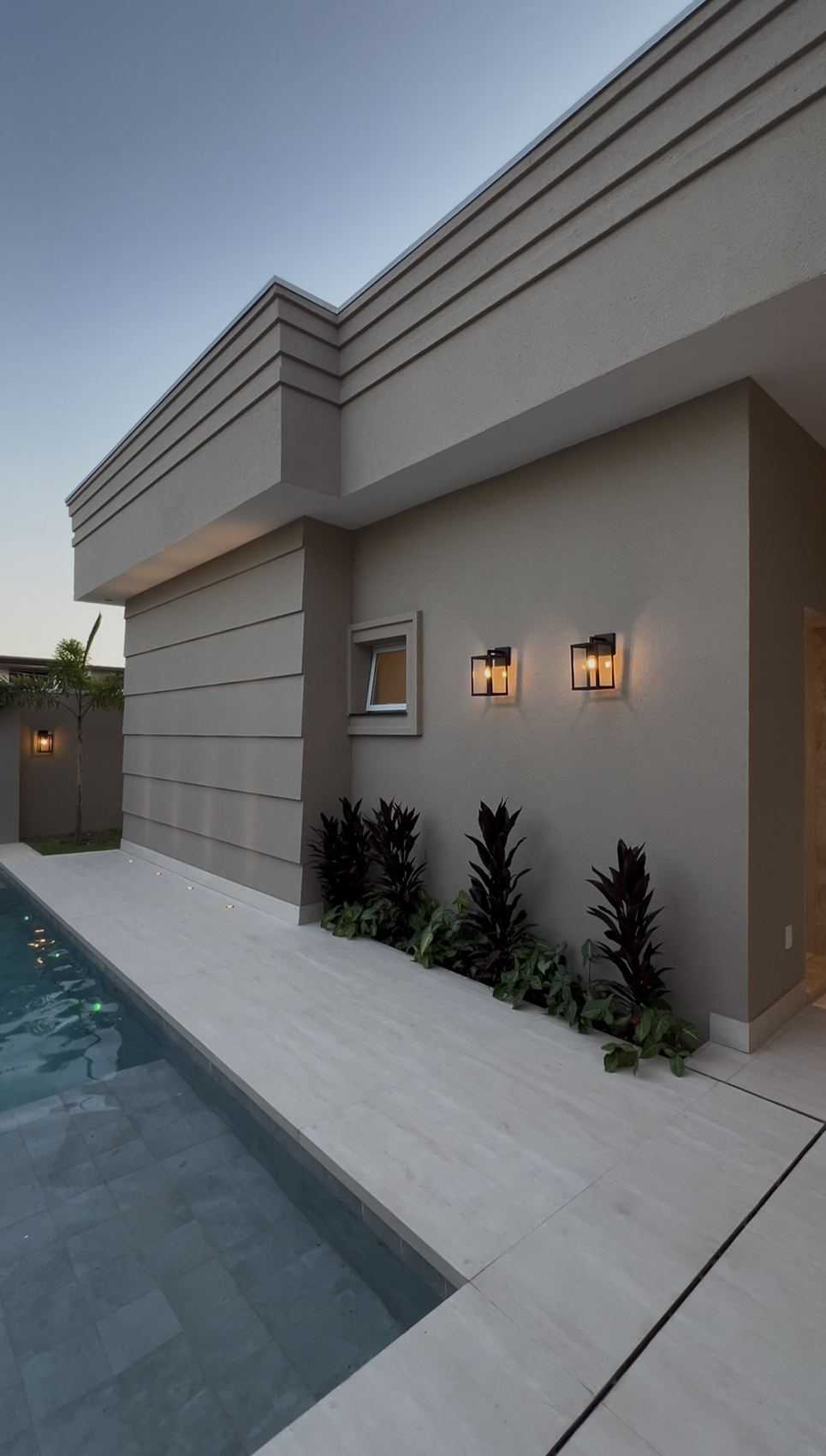 Raia da piscina ao longo da lateral da casa